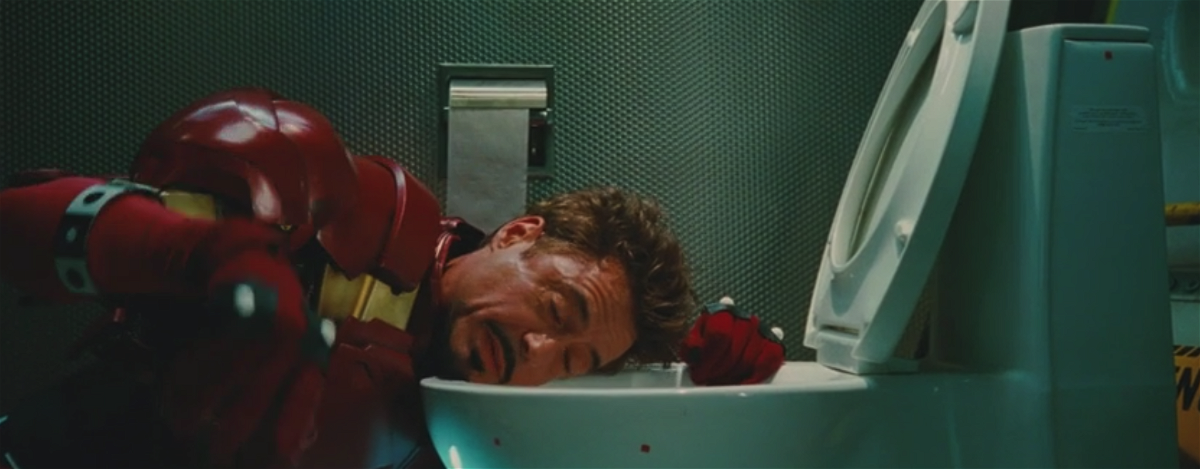 Iron Man nel bagno dell'aereo