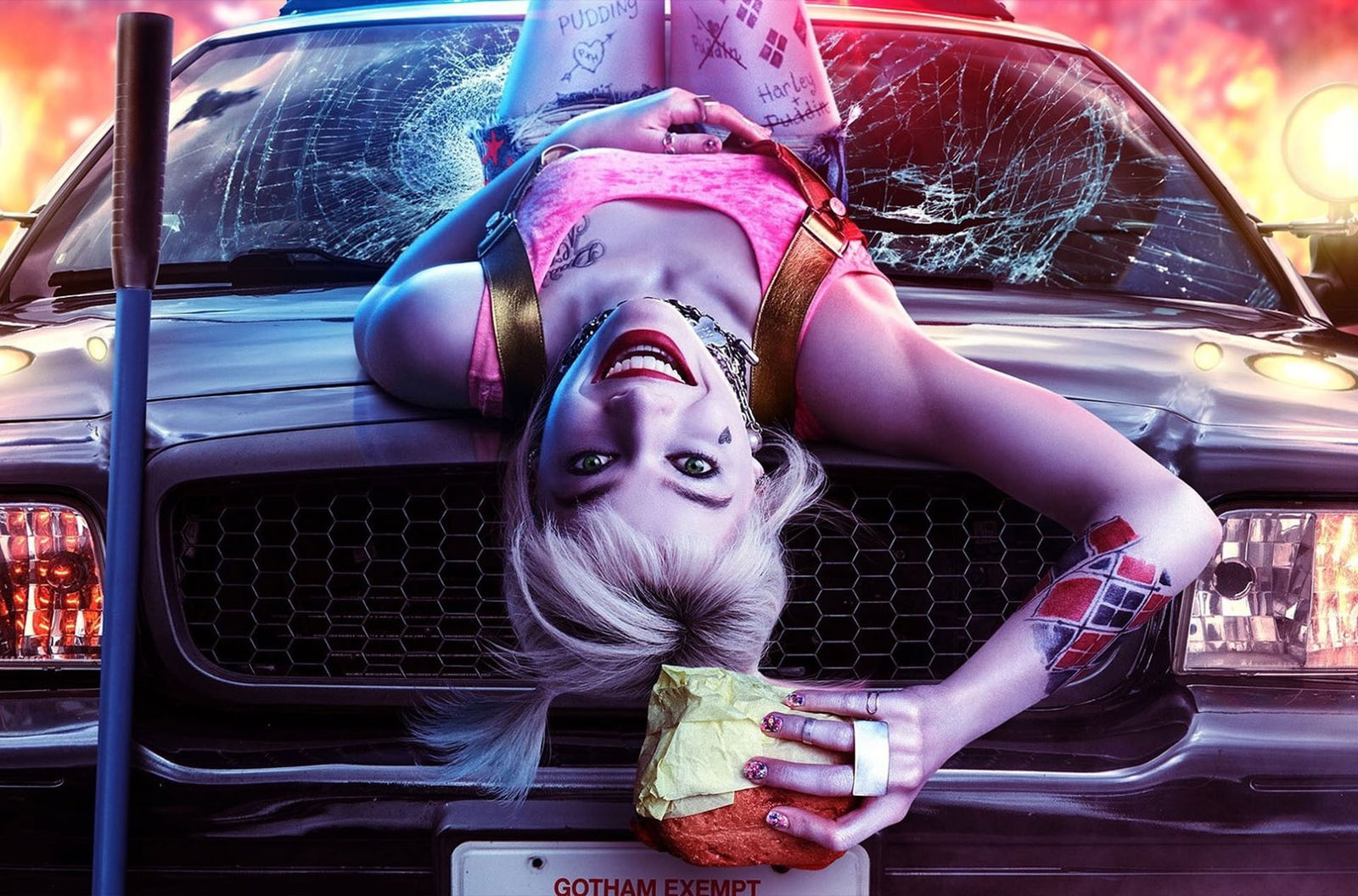 Clicca per vedere l'immagine originale Harley Quinn sul cofano di una auto