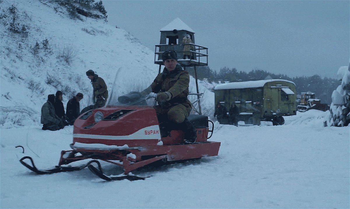 militare russo sulla motoslitta nel trailer di Stranger Things 4 
