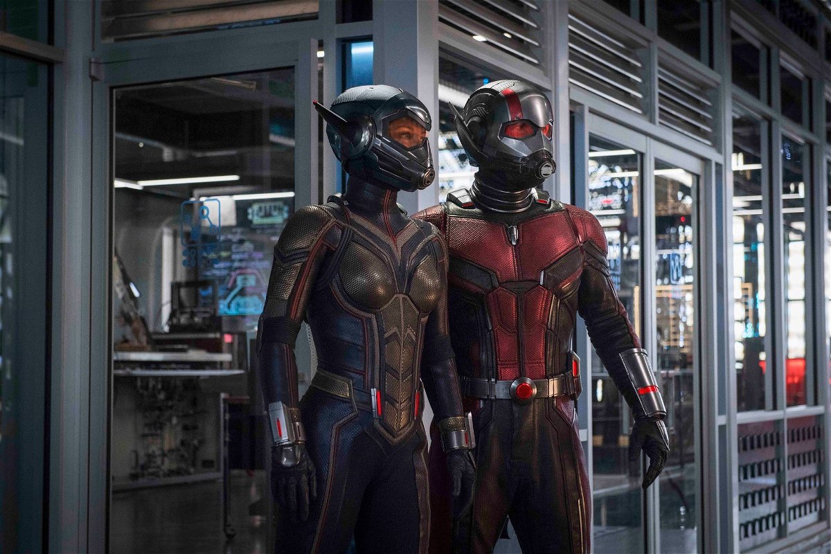 Wasp e Ant-Man con indosso i loro costumi nel film del 2018