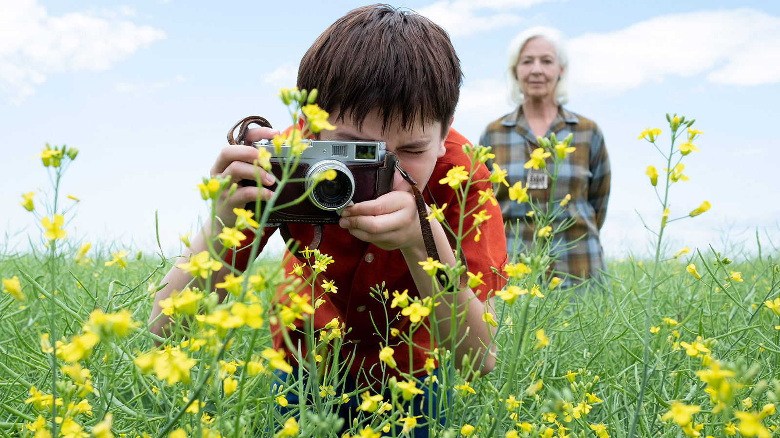 Clicca per vedere l'immagine originale Oscar fotografa i fiori gialli insieme alla nonna