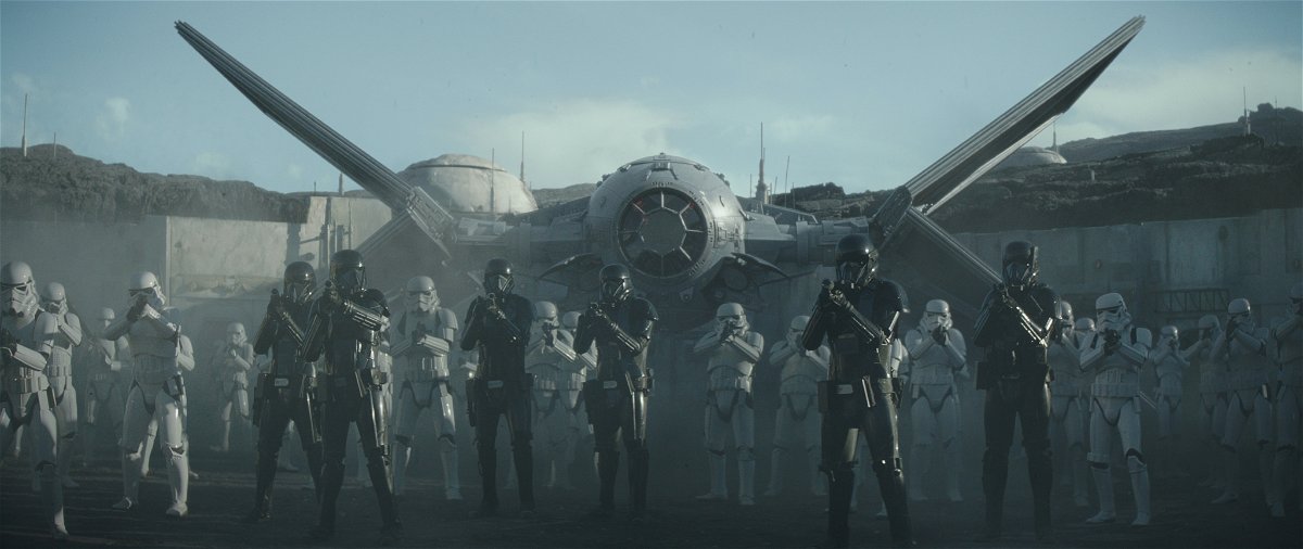 Gli Stormtroopers schierati da Moff Gideon in una scena della serie The Mandalorian