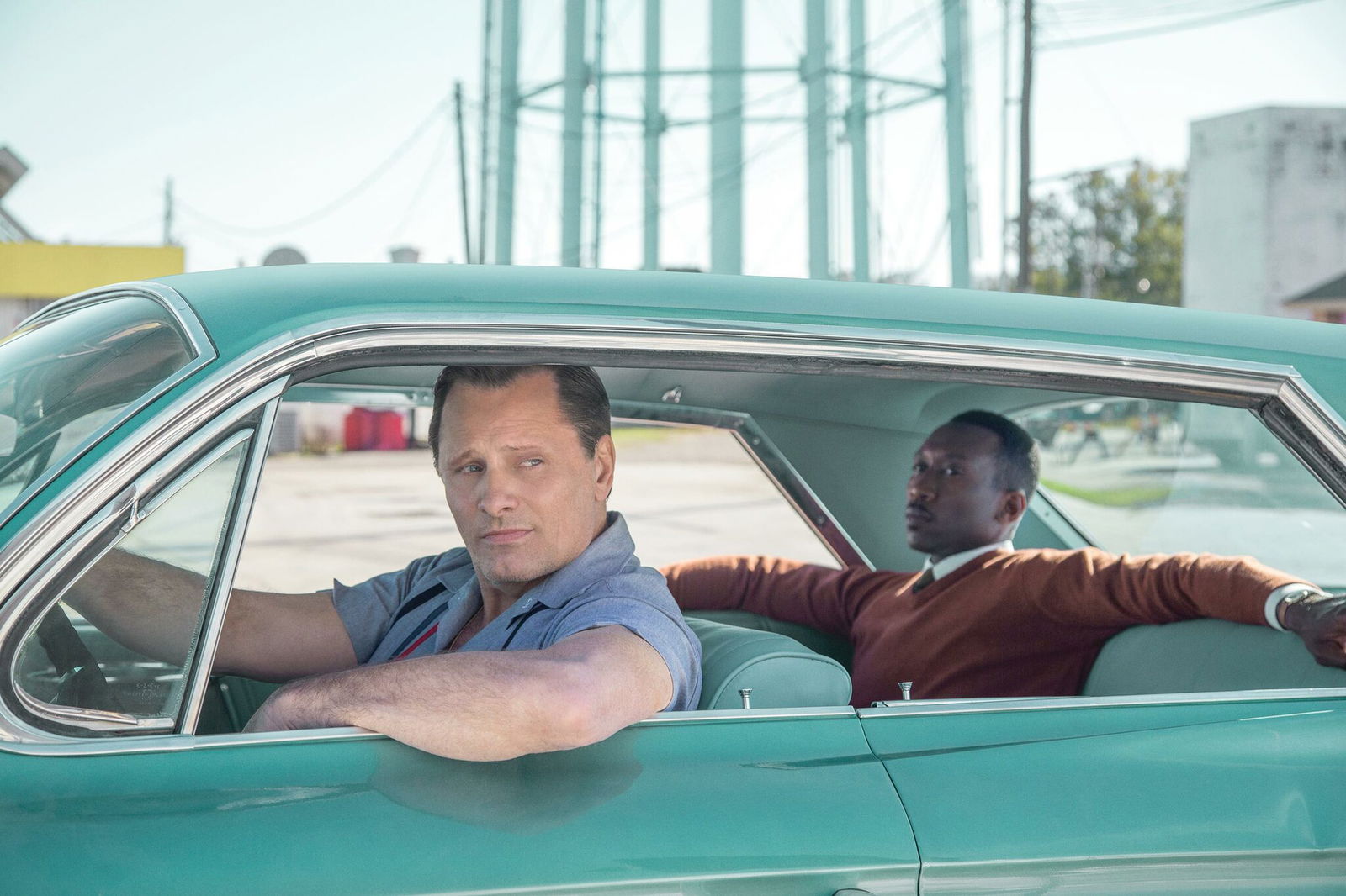 Οι πρωταγωνιστές του Green Book Οι πρωταγωνιστές του Green Book σε μια σκηνή από την ταινία