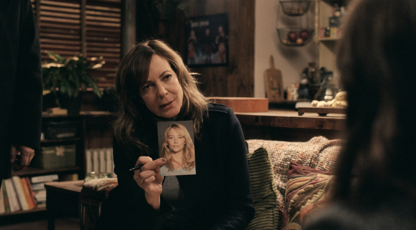 Clicca per vedere l'immagine originale Allison Janney ne La ragazza del treno