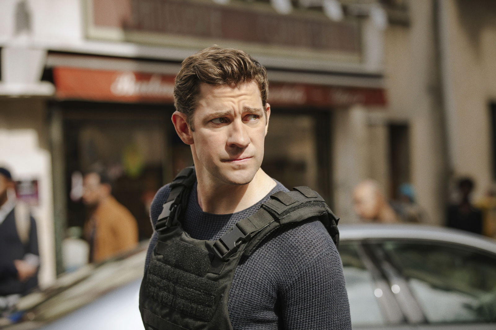 Clicca per vedere l'immagine originale John Krasinski nella serie Jack Ryan del 2018