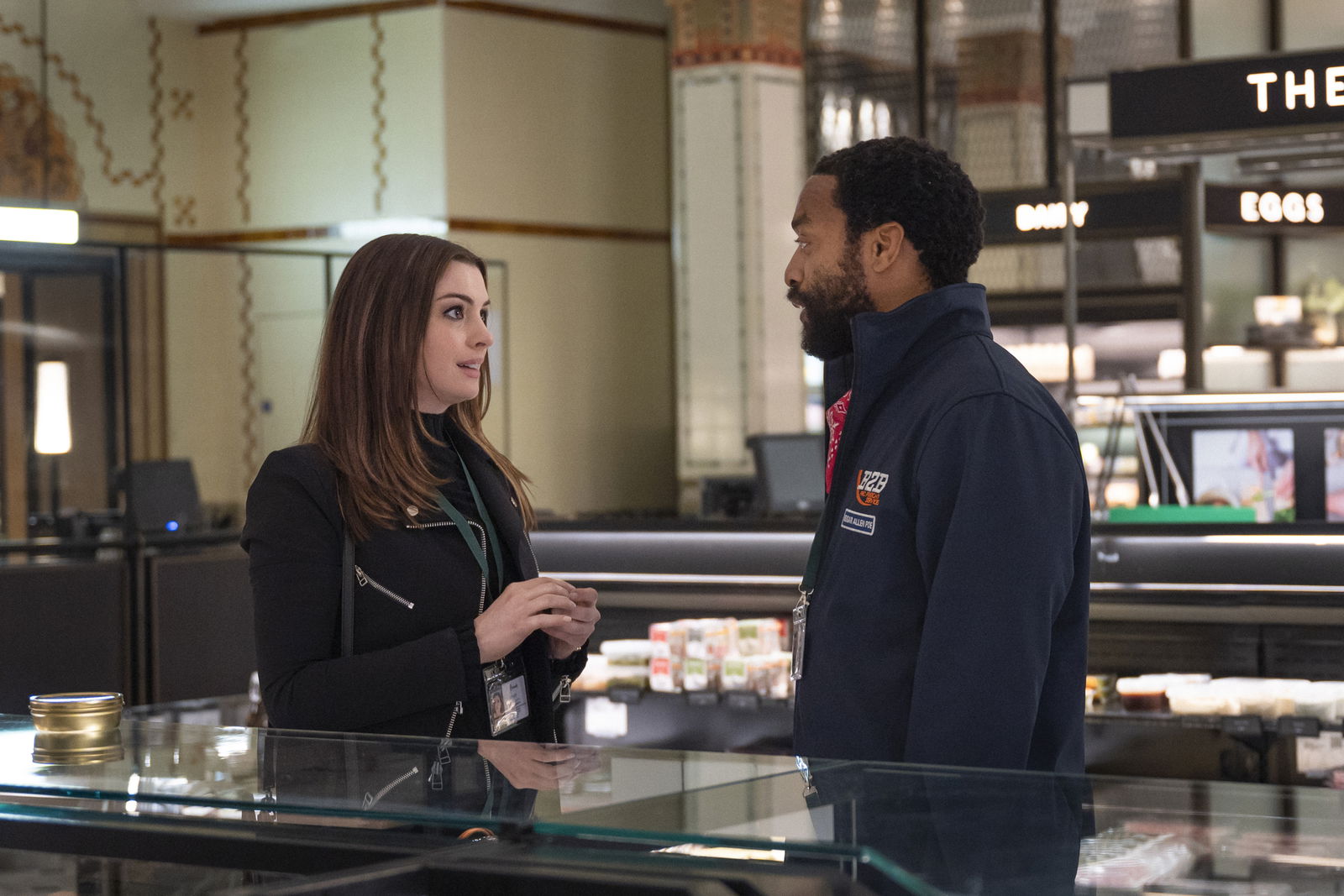 Anne Hathaway e Chiwetel Ejiofor in una scena di Locked Down Anne Hathaway e Chiwetel Ejiofor in Locked Down
