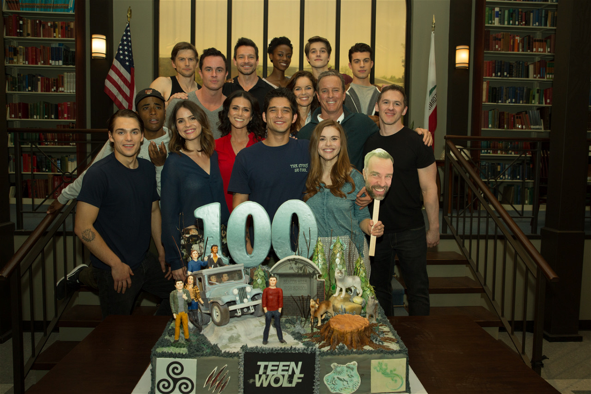 Il cast di Teen Wolf festeggia il 100esimo episodio della serie con una torta speciale
