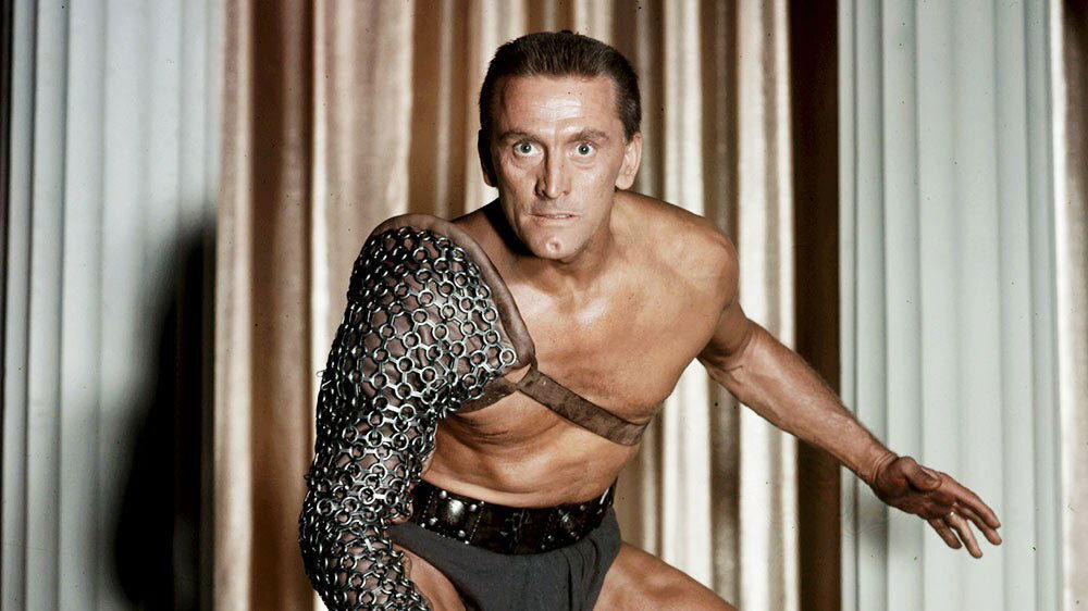 Kirk Douglas, tra i ruoli più iconici dell'attore c'è anche Spartaco Kirk Douglas sul set di Spartacus