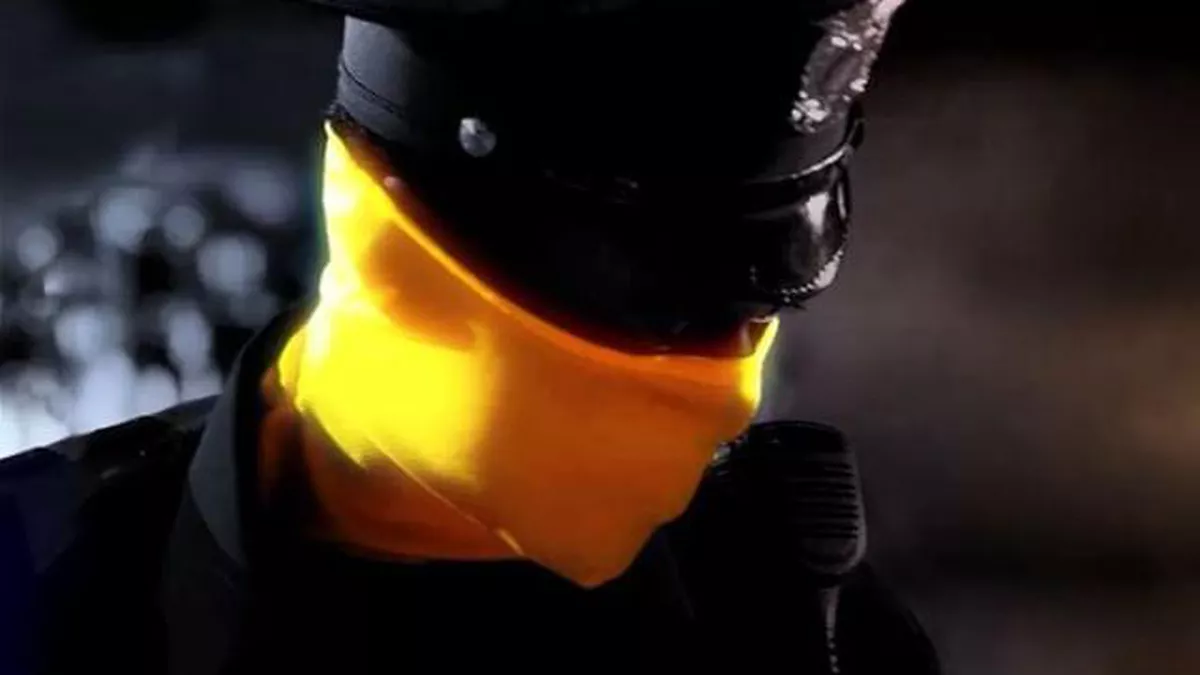 Un primo piano di un poliziotto mascherato nella serie TV Watchmen
