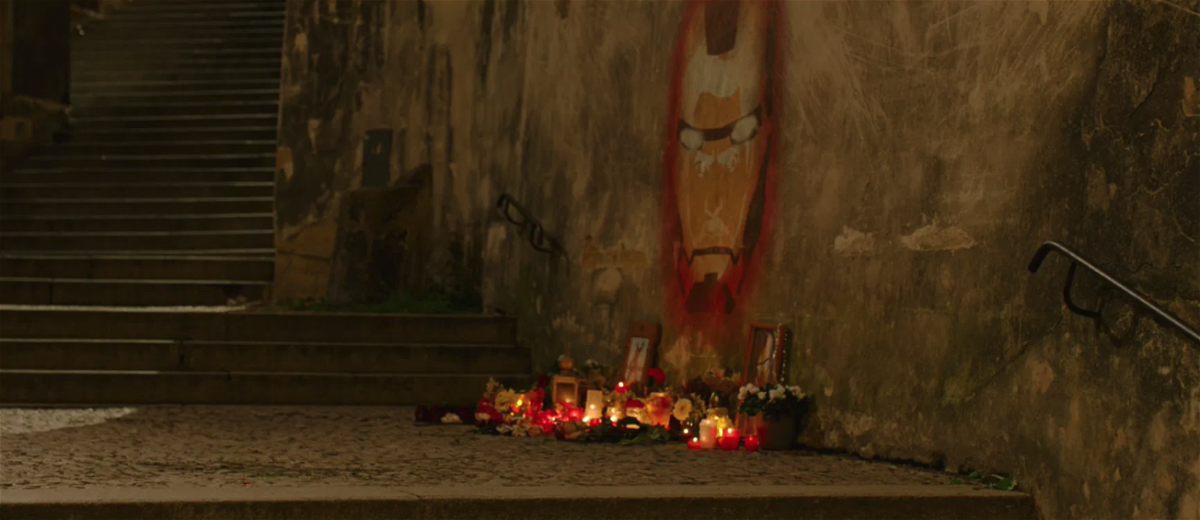 Il murales di Iron Man con delle candele accese