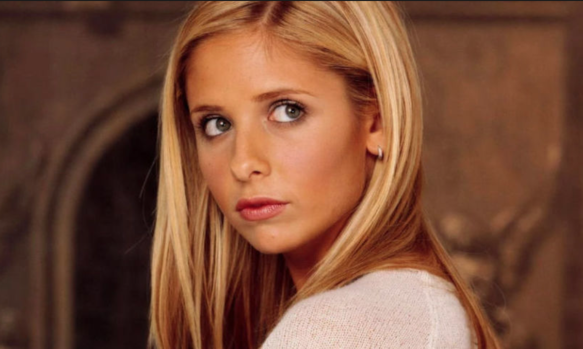 Un primo piano di Buffy