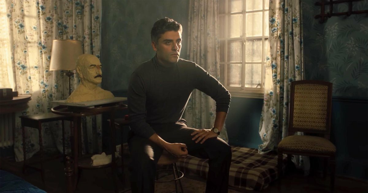 Oscar Isaac seduto in una stanza in una scena del film