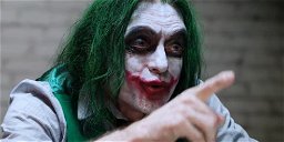 Copertina di The Dark Knight, Tommy Wiseau interpreta Joker ed è subito capolavoro