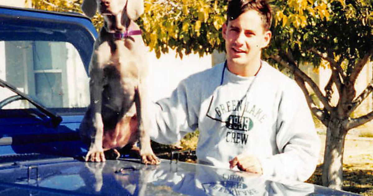 Clicca per vedere l'immagine originale Jeff Trail in posa con il suo cane