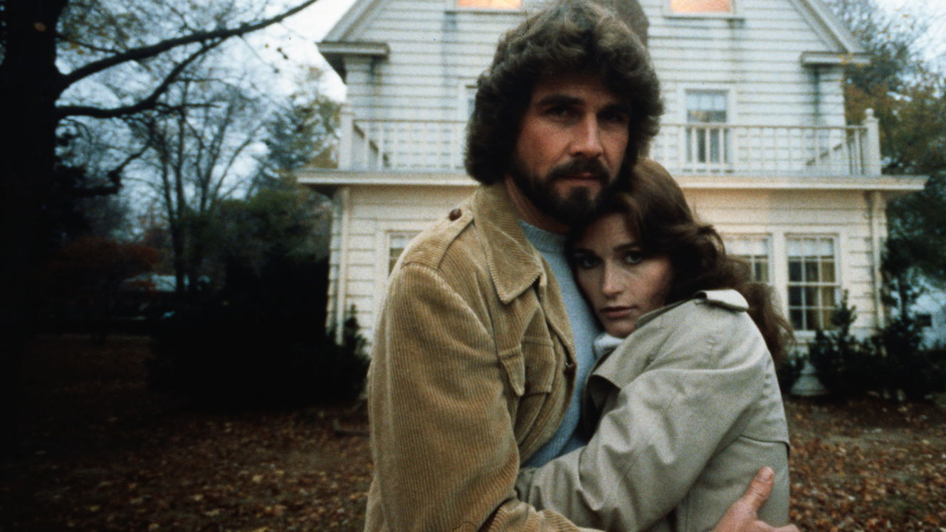 Clicca per vedere l'immagine originale I protagonisti James Brolin e Margot Kidder davanti la casa di Amityville