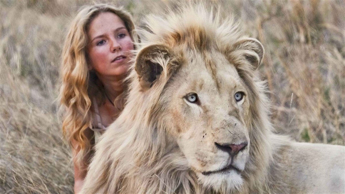 La ragazza e il leone protagonisti di Mia e il leone bianco, ormai cresciuti