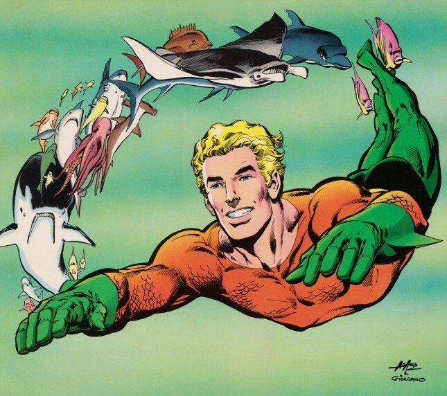 Disegno di Aquaman mentre nuota seguito da molti pesci