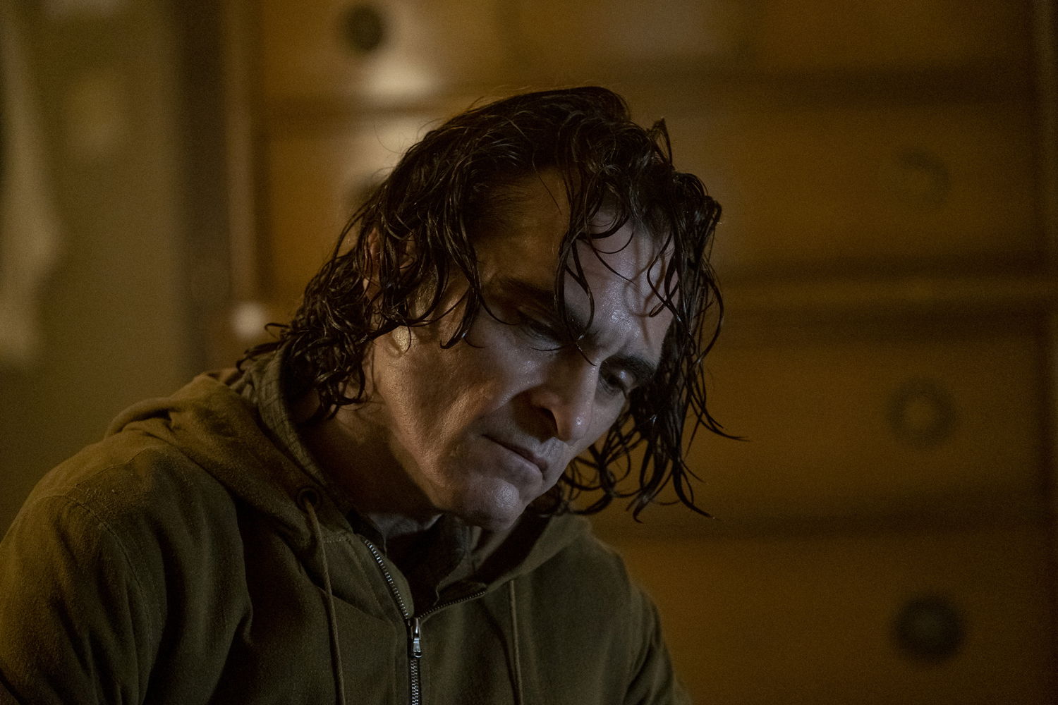 Clicca per vedere l'immagine originale Joaquin Phoenix in una scena del film Joker