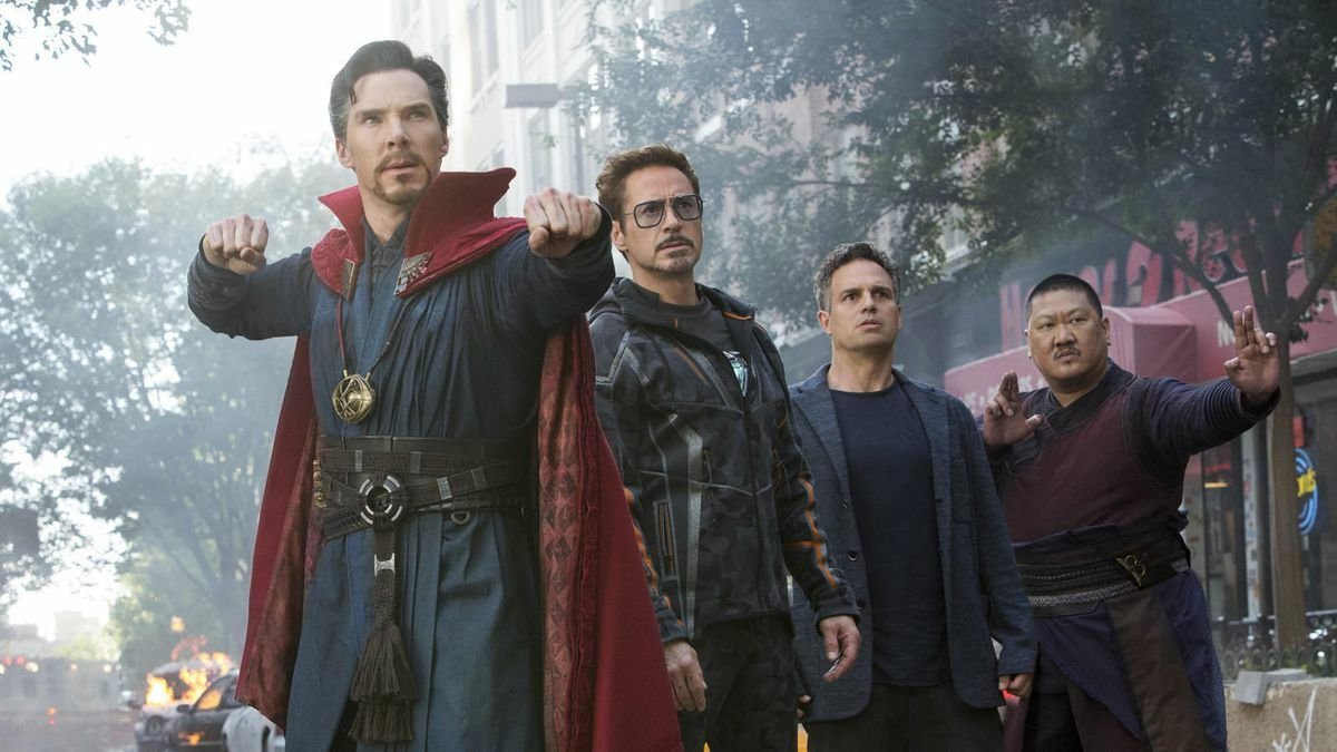 Doctor Strange, Tony Stark, Banner e Wong in una scena del film