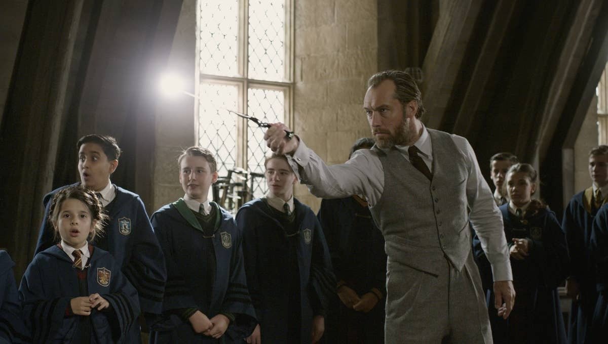 Un joven Dumbledore muestra hechizos a su asombrada clase en Hogwarts