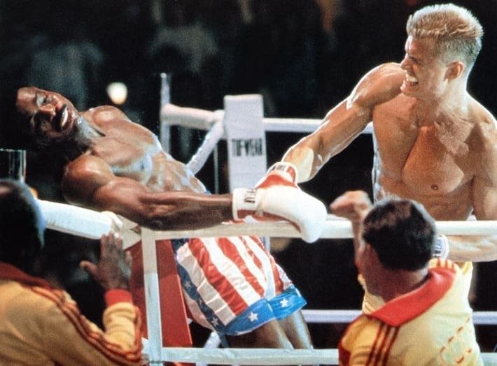 Ivan Drago sta per mettere al tappeto Apollo Creed, in Rocky IV