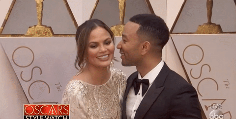 Clicca per vedere l'immagine originale Chrissy Teigen con John Legend agli Oscar
