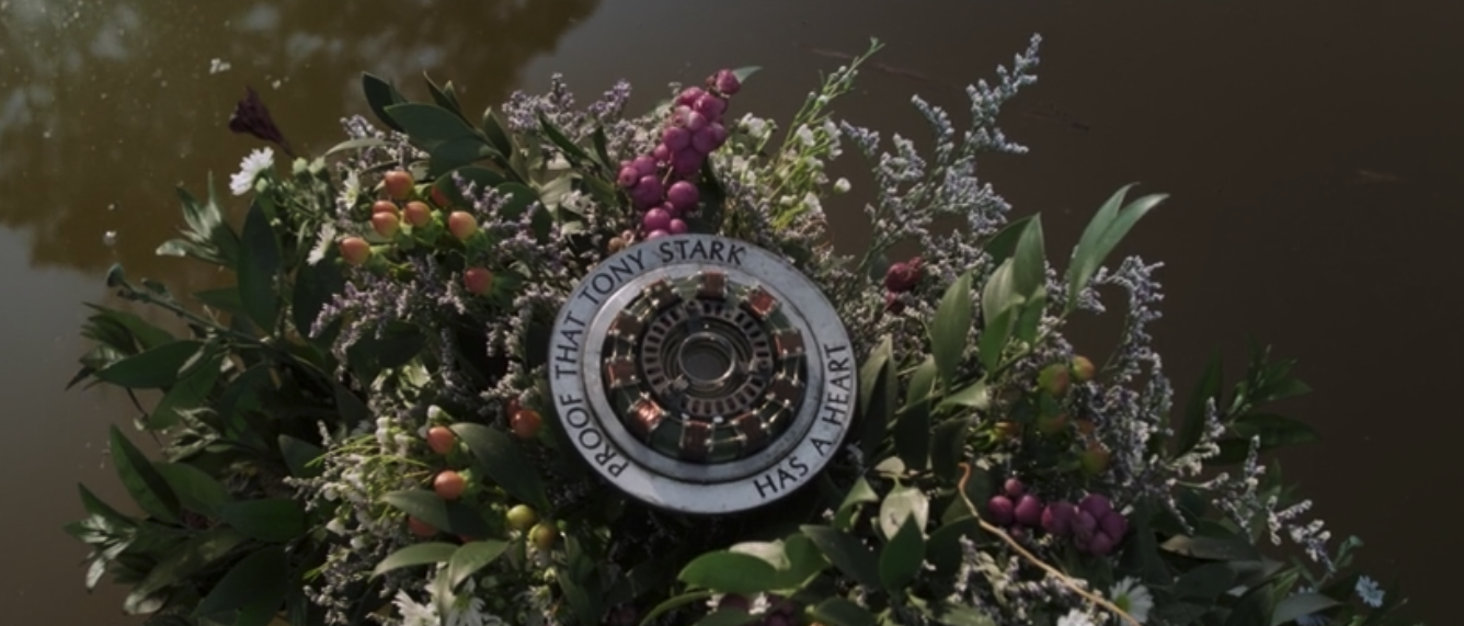 Endgame: la corona di fiori è tra gli omaggi alla morte di Stark La corona di fiori con reattore arc