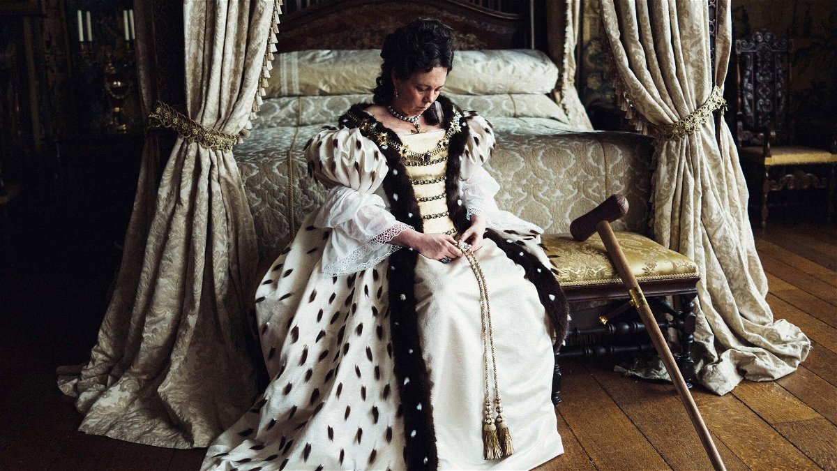 La regina Anna siede a sguardo basso nelle proprie stanze