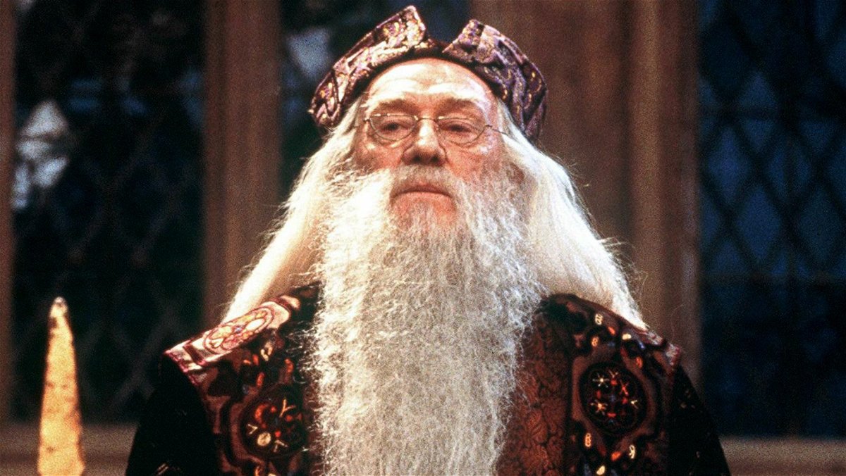 Dumbledore habla en el Gran Salón de Hogwarts