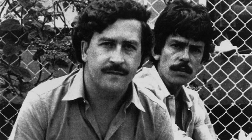 Pablo Escobar, il re della cocaina Pablo Escobar con un compagno della squadra di football