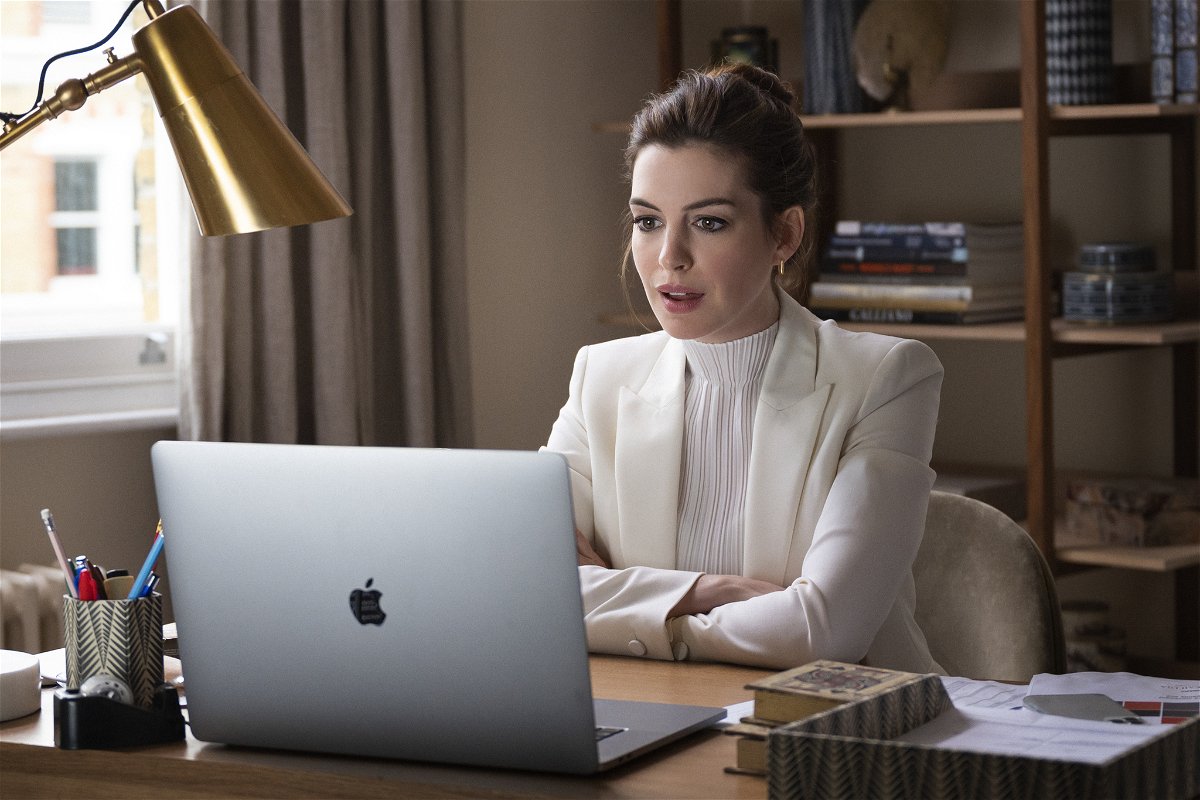 Anne Hathaway al PC in Locked Down