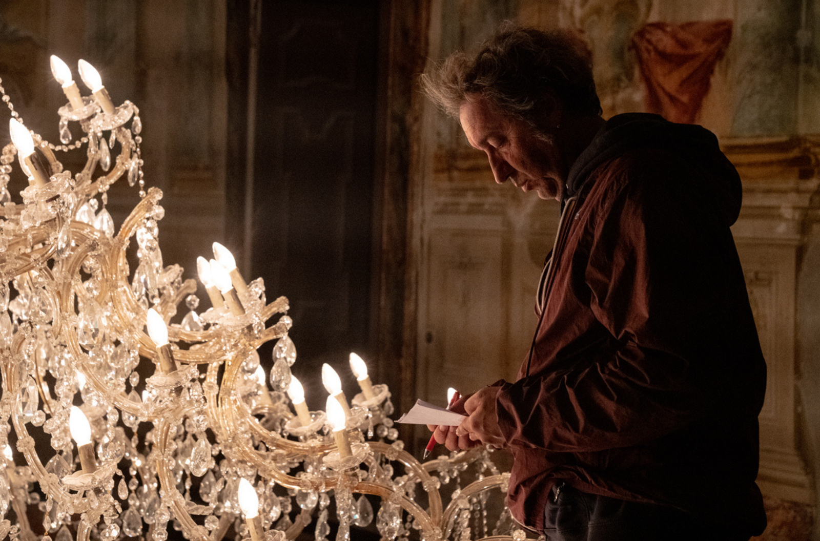 È stata la mano di Dio Paolo Sorrentino di fianco al lampadario di È stata la mano di Dio