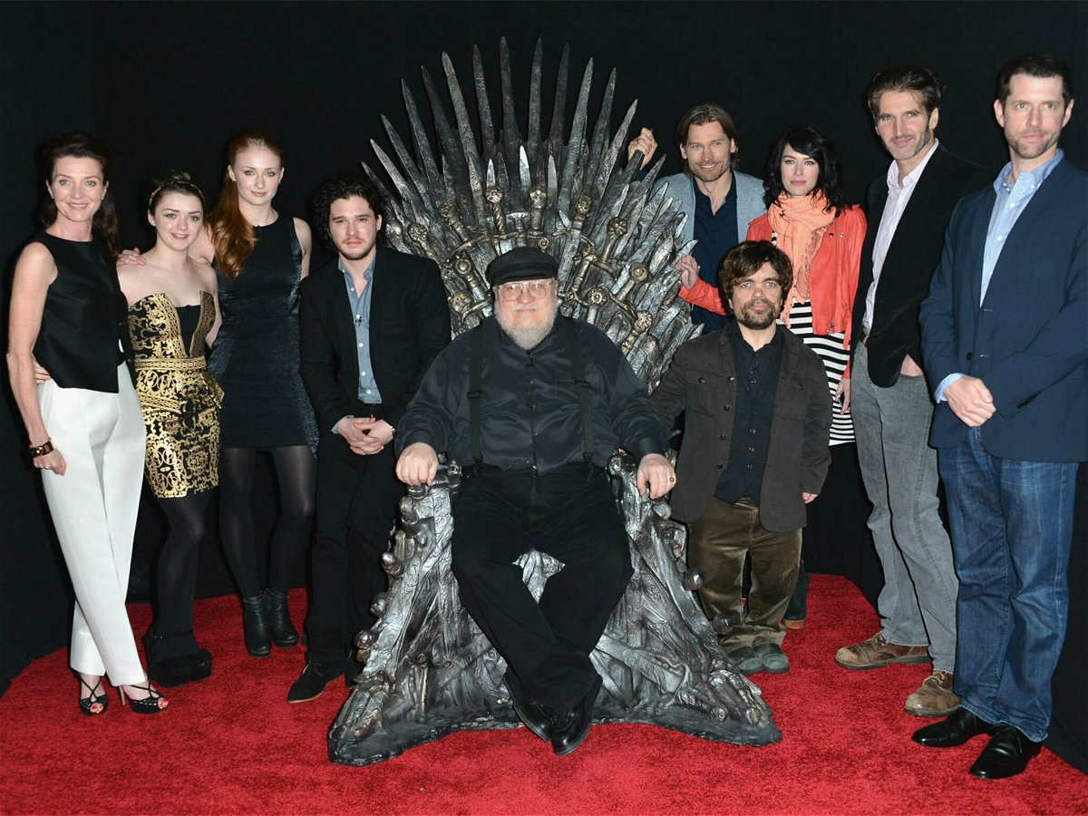 George Martin sul Trono di Spade circondato dal cast di Game of Thrones