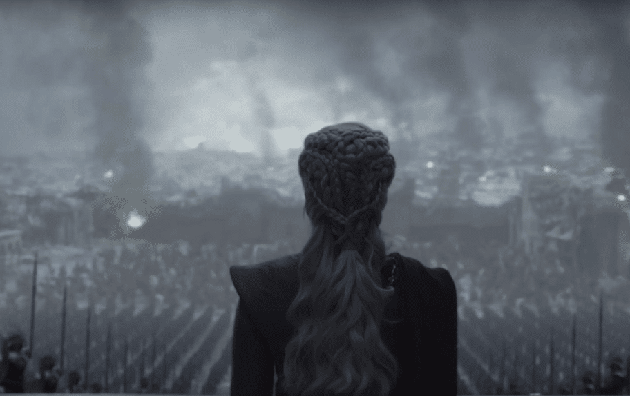 Emilia Clarke nell'episodio finale di Game of Thrones