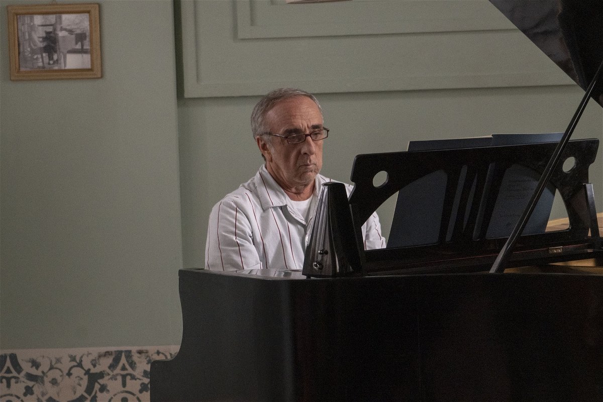 Silvio Orlando al pianoforte nel film Il bambino nascosto