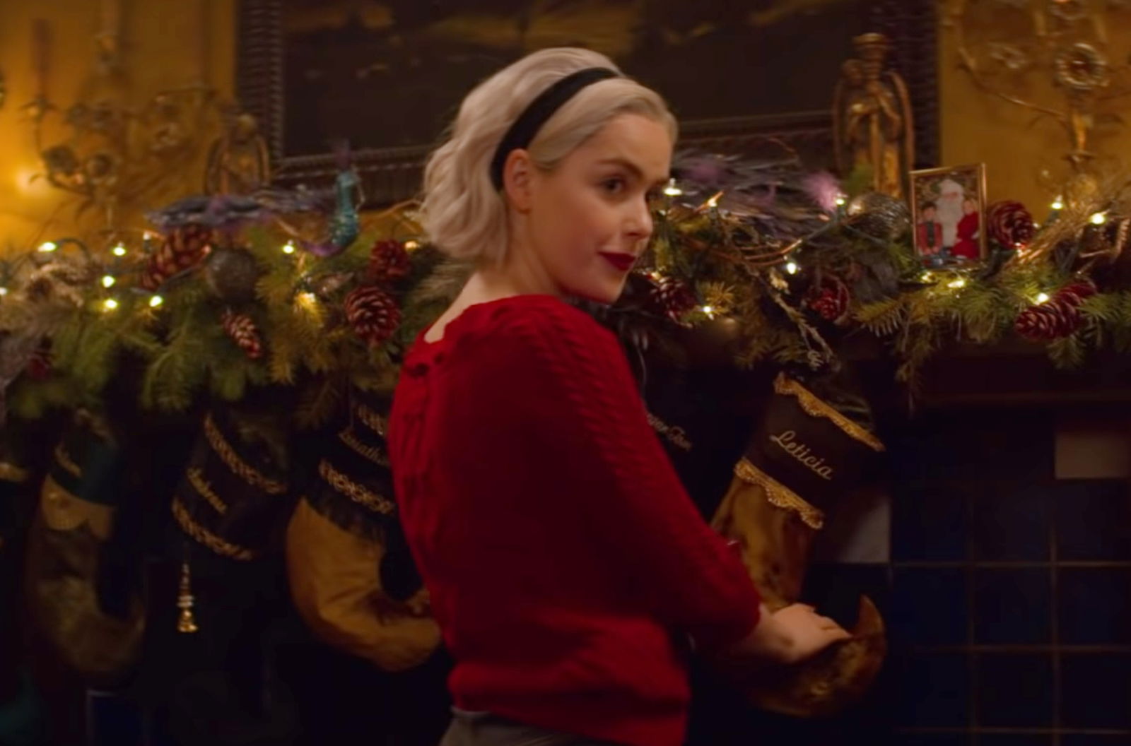 Clicca per vedere l'immagine originale Kiernan Shipka con le decorazioni natalizie