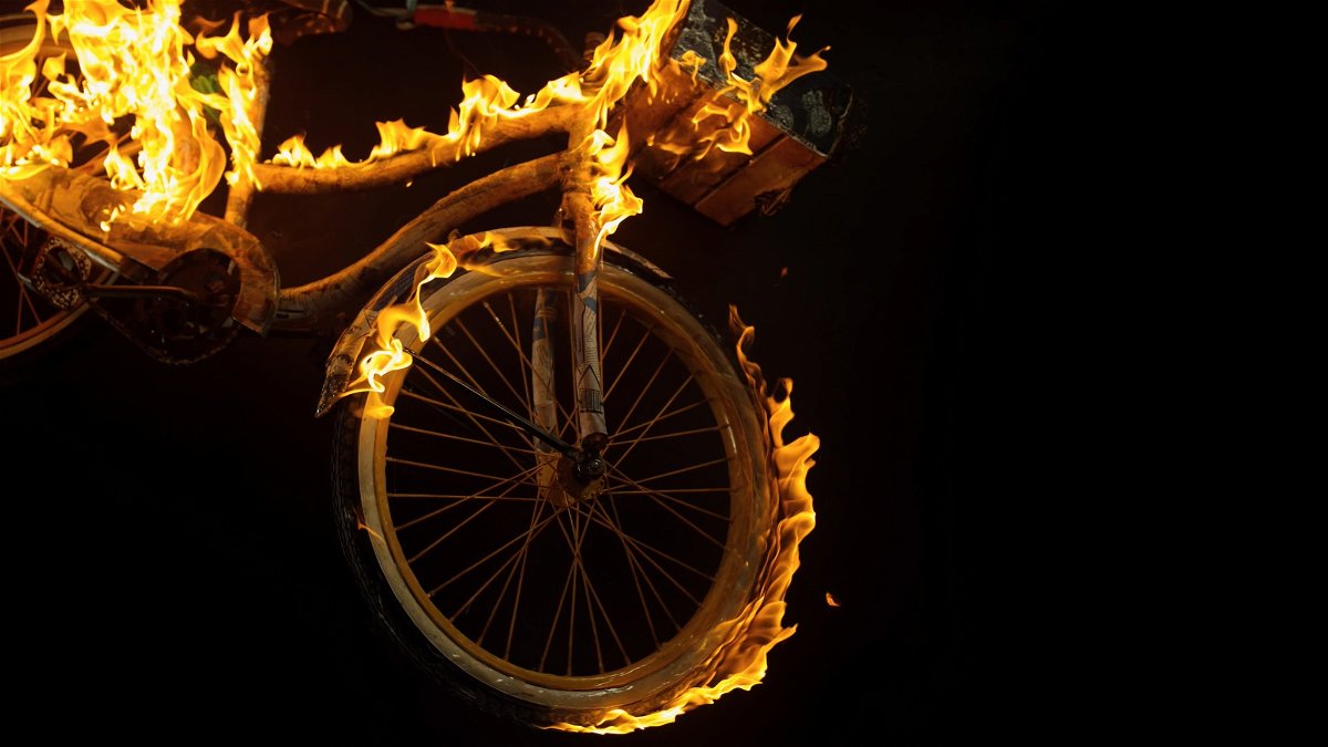 Una bicicletta che brucia