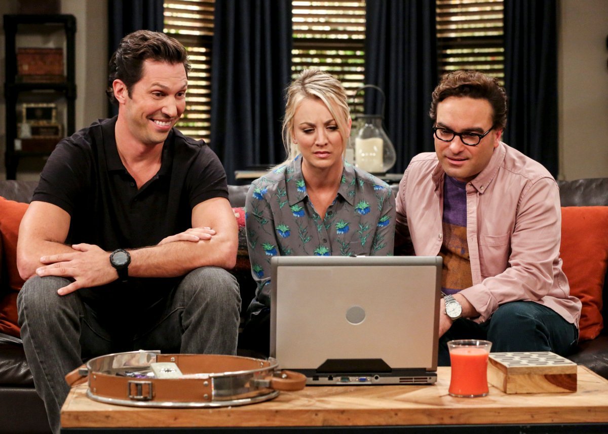 Una immagine con i personaggi di Zack, Penny e Leonard dalla stagione 11 di The Big Bang Theory