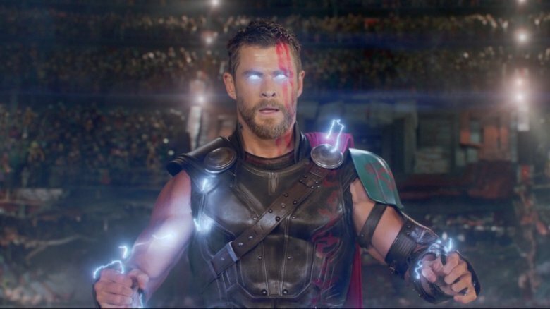 Thor mentre sprigiona la sua forza in una sequenza di Ragnarok