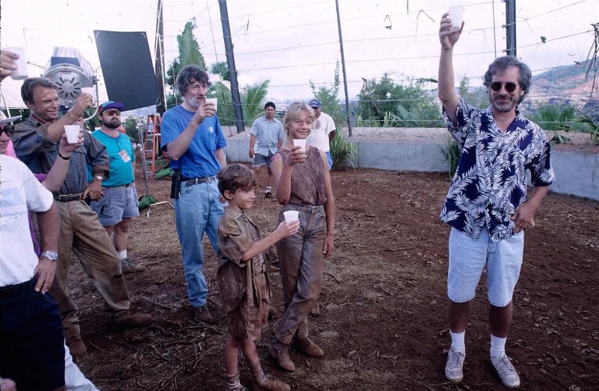 Spielberg, il cast e la troupe di Jurassic Park