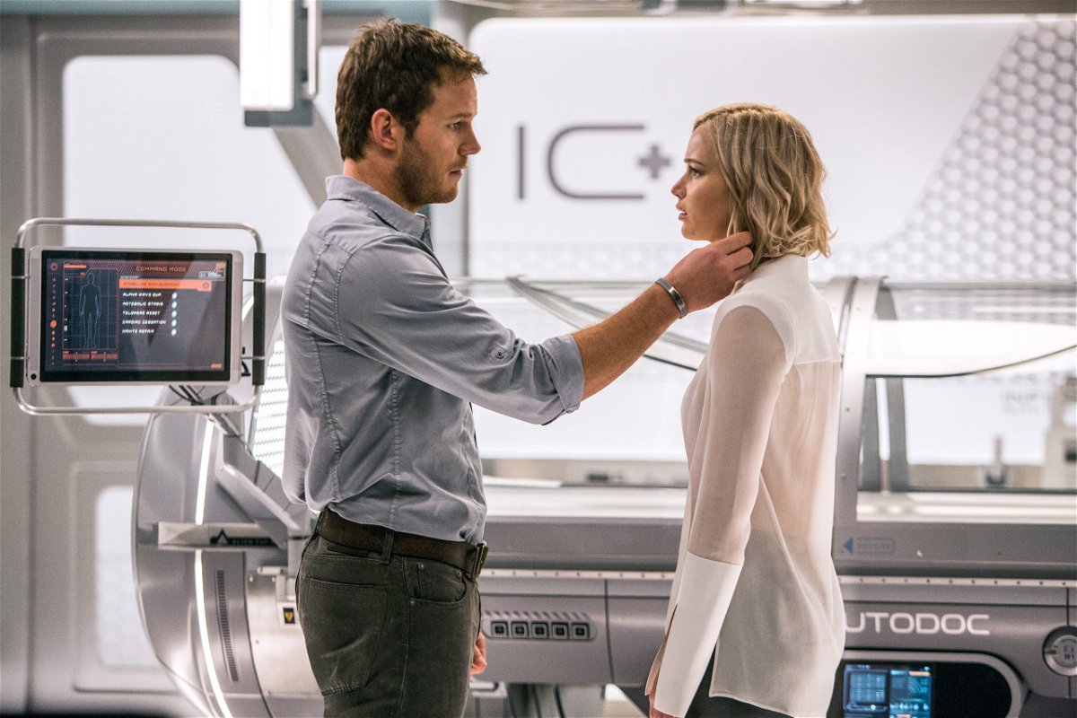 Una scena di Passengers con Chris Pratt e Jennifer Lawrence