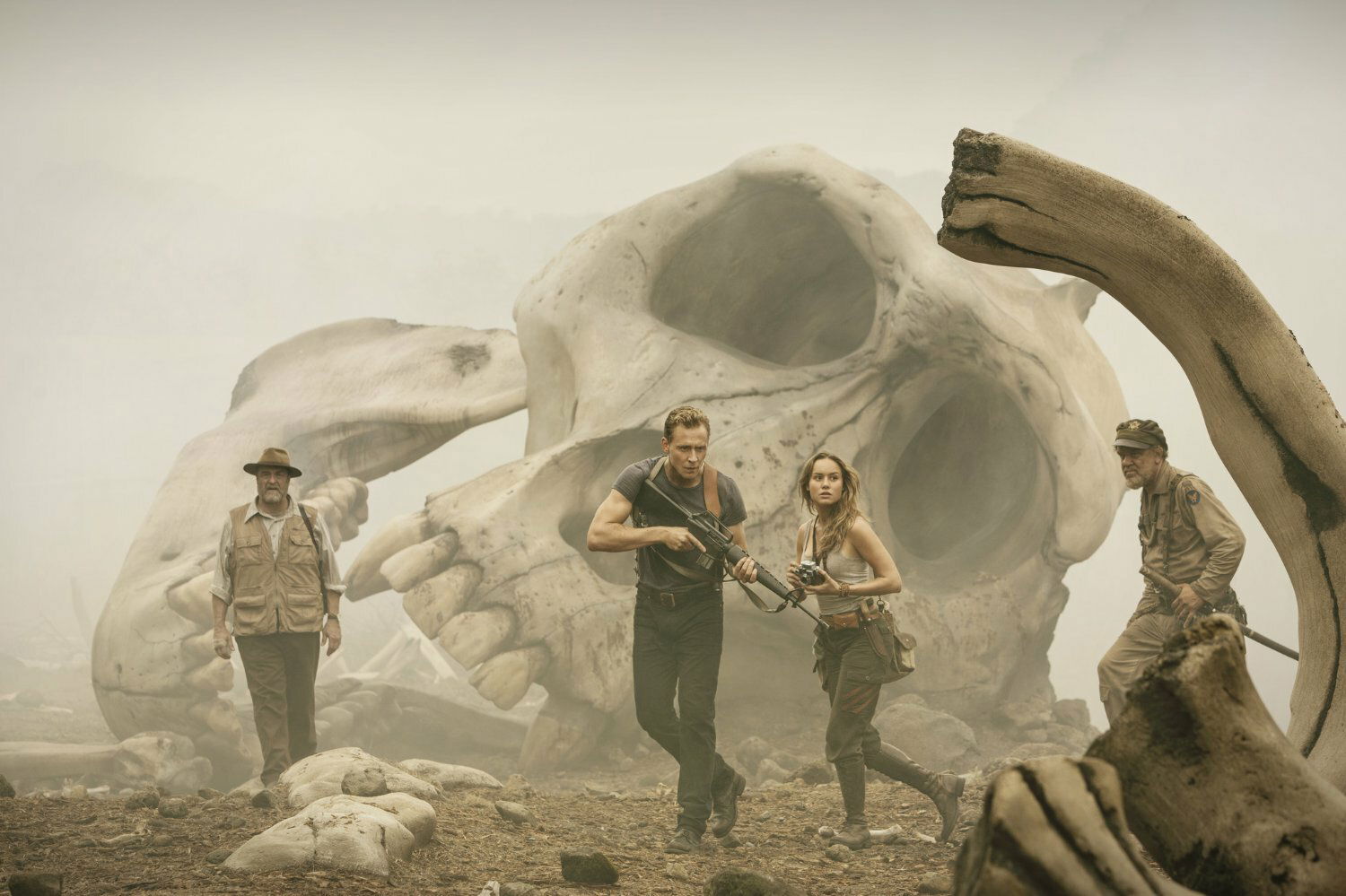 L'esplorazione di Kong: Skull Island La spedizione su Skull Island trova i resti di enormi creature
