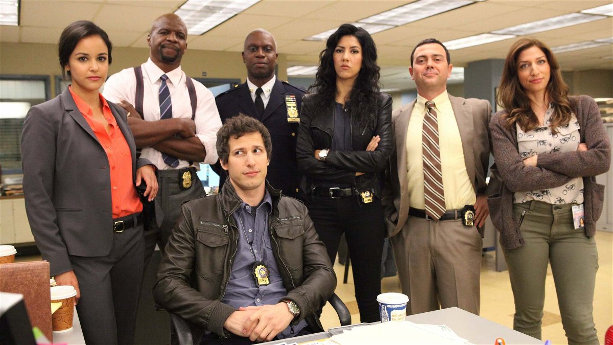 Gli attori di Brooklyn Nine-Nine all'interno del fittizio dipartimento di polizia