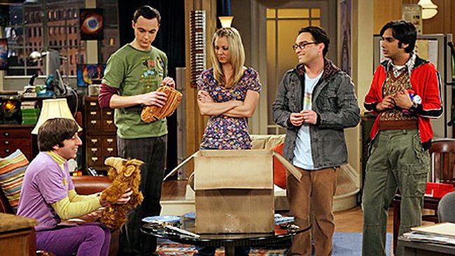 Il cast di The Big Bang Theory in una scena della serie TV