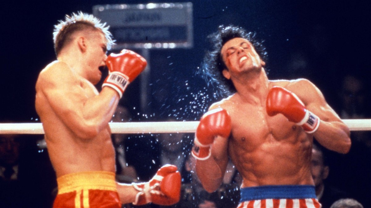 Ivan Drago colpisce al fianco Rocky Balboa in Rocky IV