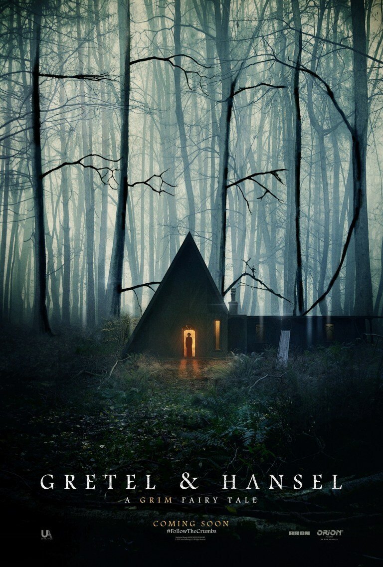 Il poster di Gretel & Hansel mostra una casetta in mezzo al bosco, sovrastata da alti alberi e illuminata dall'interno di una luce rossa/arancione tipica del fuoco