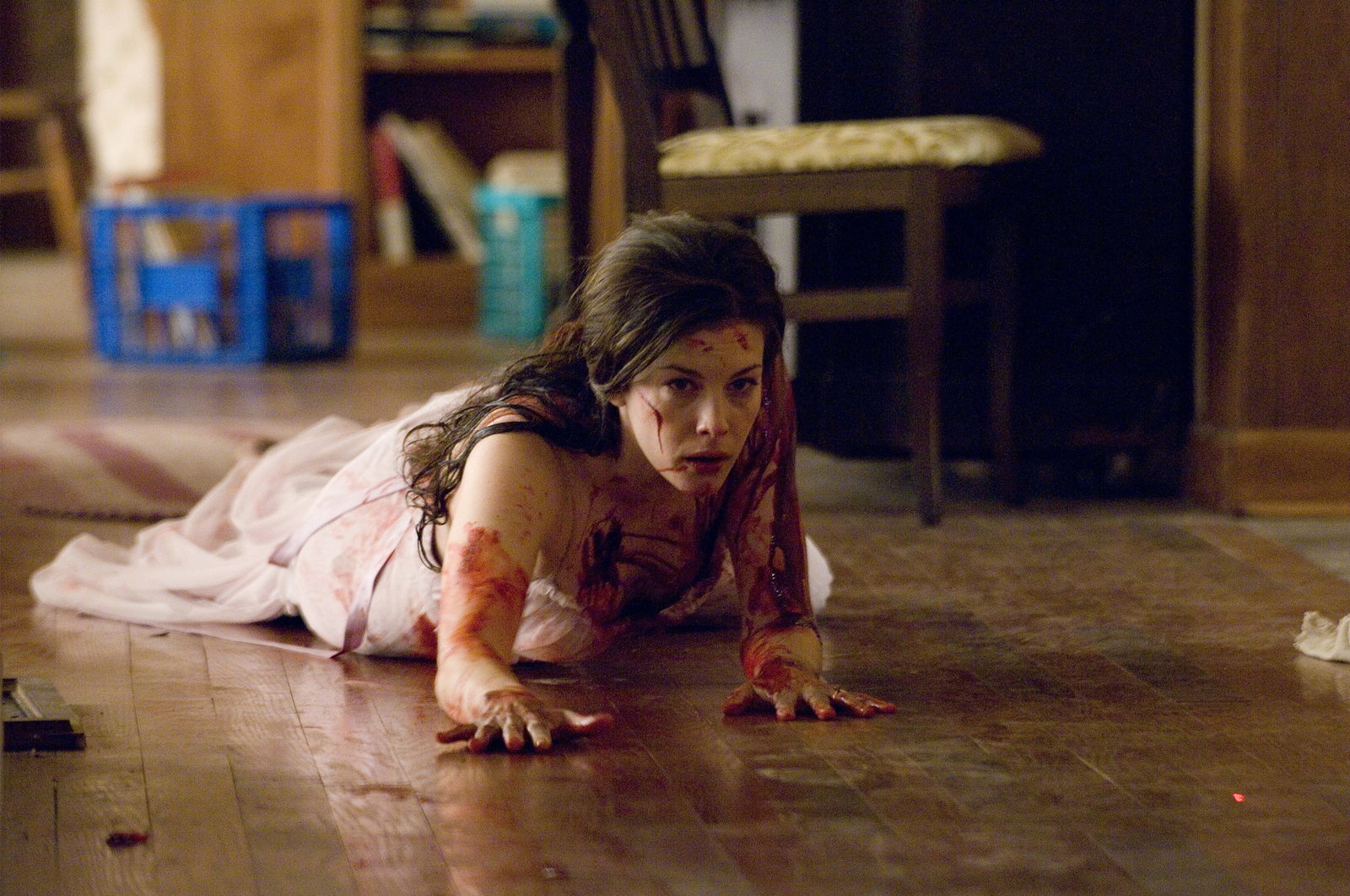 Clicca per vedere l'immagine originale Liv Tyler in una scena del film The Strangers