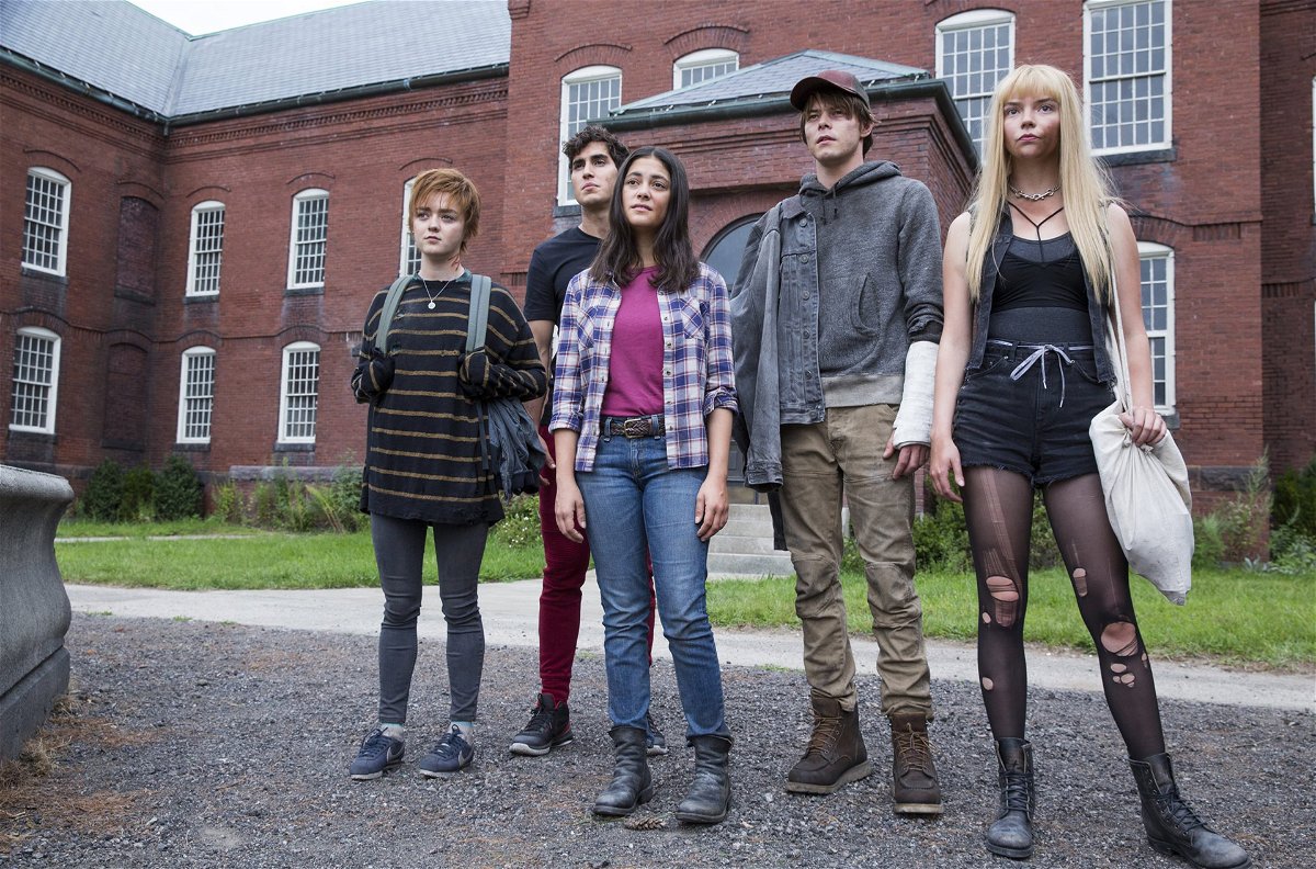 Il gruppo di mutanti si trova davanti all'ingresso dell'istituto in cui dovranno vivere 