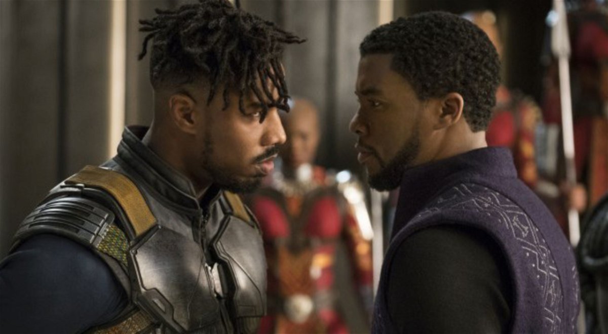 Killmonger và Black Panther nhìn chằm chằm vào nhau trong một cảnh trong phim