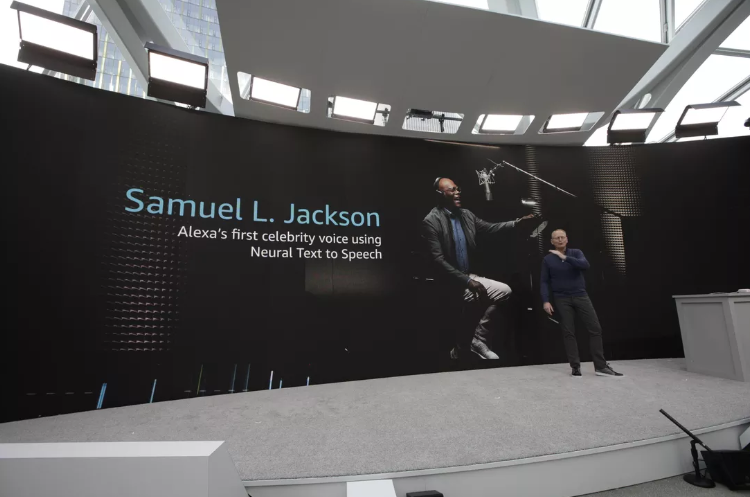 Il momento dell'annuncio a Seattle della partnership con Samuel L. Jackson per Amazon Alexa